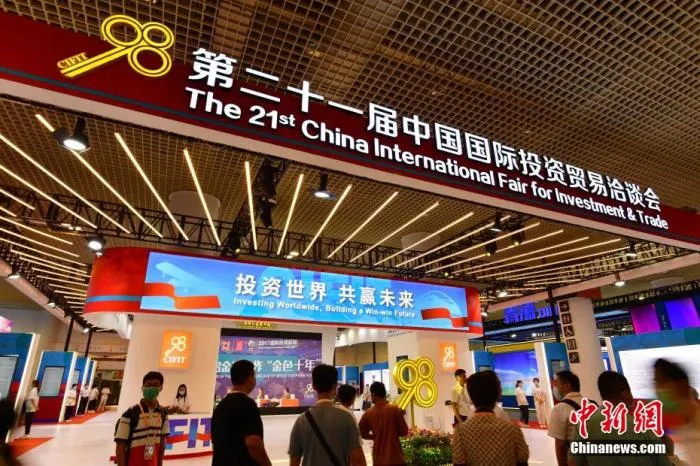 9月8日，第二十一届中国国际投资贸易洽谈会(简称“投洽会”)在福建厦门开馆。作为商务部主办的国家级重点展会之一和国际投资贸易领域类的专业性展会，投洽会已走过20多年的历程，成为具有全球影响力的国际投资盛会。本届投洽会以“新发展格局下国际投资新机遇”为主题，布展10万余平方米，将举办30多场重要的会议论坛研讨活动，近100个国家和地区、800多个经贸团组、5000多家企业线上线下参展参会，参会人数预计超过5万人。张斌 摄