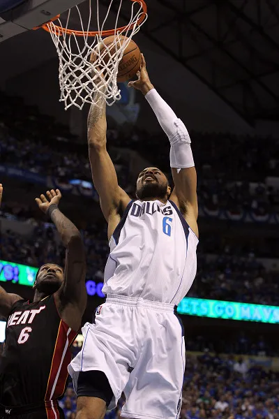 图文：[NBA总决赛]小牛胜热火 钱德勒空中接力