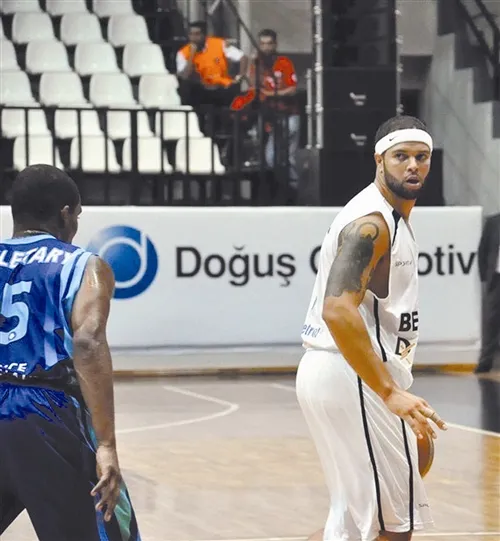 德隆（右）在土耳其“淘金”后，很快又可以回NBA争取一份大合同