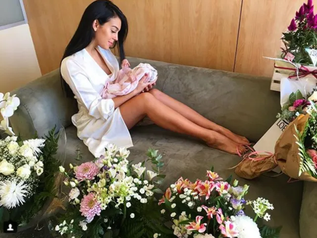 C罗小女儿首亮相！乔治娜身材不走样 2018年结婚