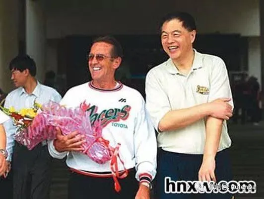 他在北京奥运为姚明传球 为何年仅28岁就退役？