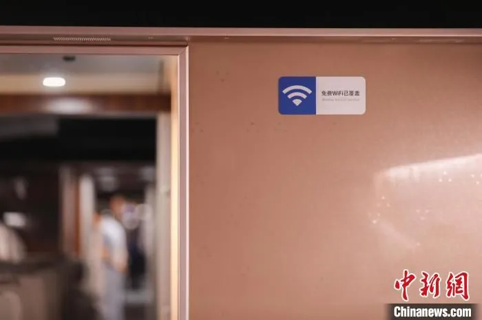 17辆编组列车采用基于5G技术，全车覆盖免费WIFI。　张亨伟 摄