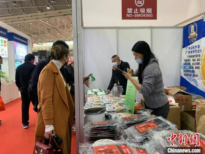 图为市民游客“打卡”第三十届食博会 武一力 摄