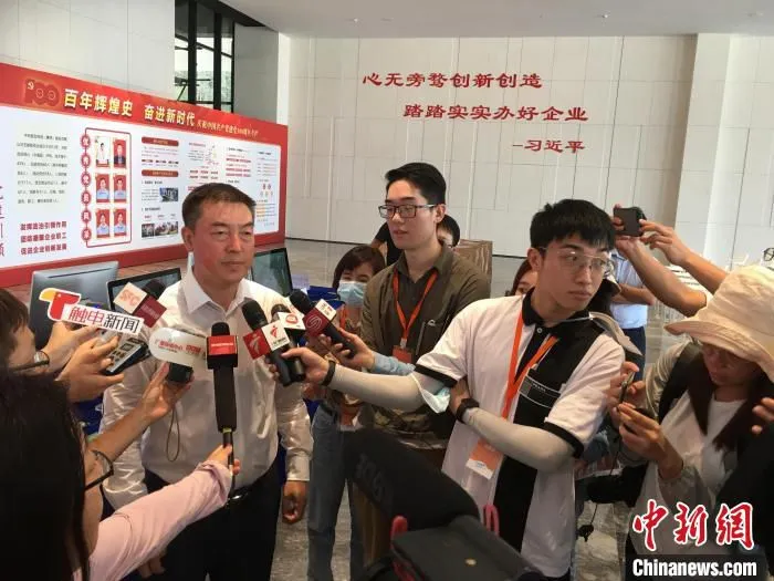 图为陈涛在介绍该公司发展情况。　宋秀杰 摄