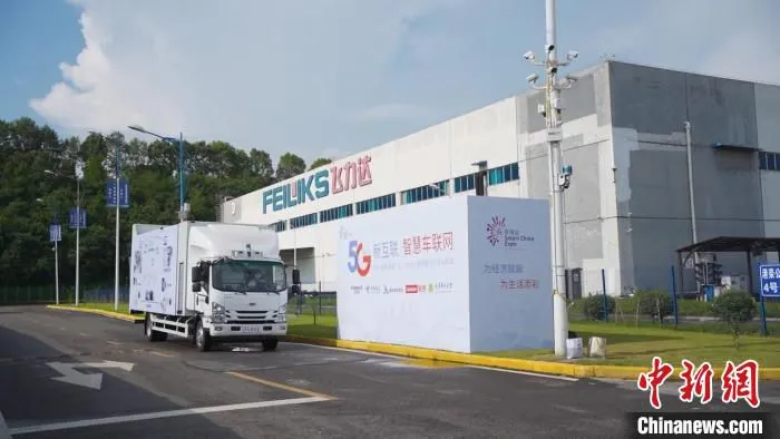 图为自动驾驶货车按指定线路穿梭于园区。　中国电信供图