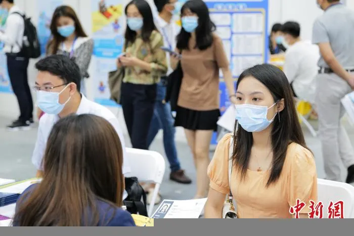 图为2021年第二十五届全国高校毕业生秋季就业双选会现场。　陈文 摄