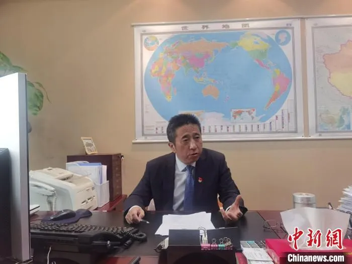 图为兰州银行行长浦五斤接受中新网记者采访。　崔琳 摄