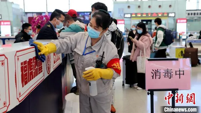 南宁东站工作人员消毒服务台 。　 于莉 摄