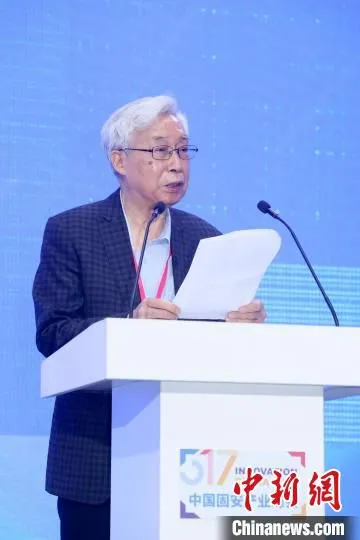 图为中科院院士欧阳钟灿现场发言。　门丛硕 摄