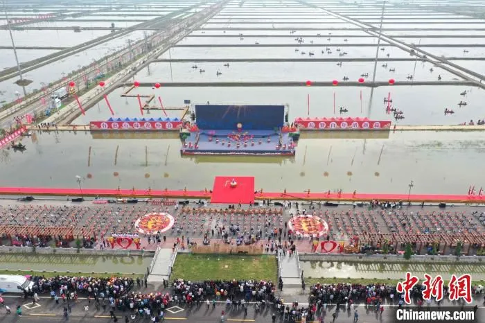 第二十一届中国·盱眙国际龙虾节开捕仪式现场。　许昌银 摄