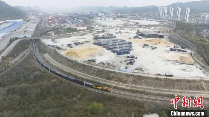 图为货运列车从贵阳改貌站发车。　陈俊龙 摄