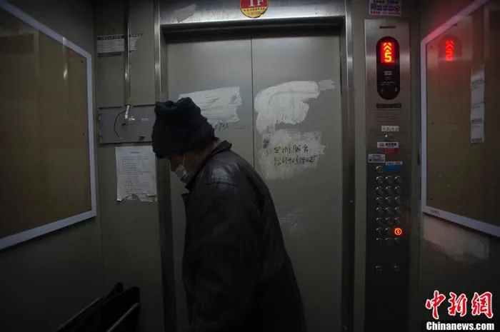 “彩票”带着几箱行李乘坐小区电梯。中新网记者 李骏 摄