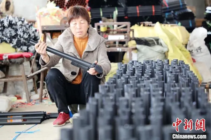 河北省平乡县平乡镇小章村村民在“致富院子”里工作。　姚友谅 摄