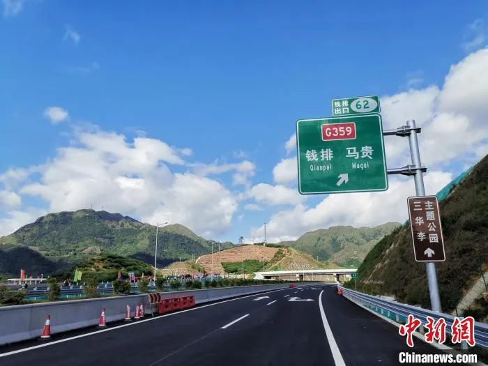 云茂高速6月中旬通车 岳路建 摄