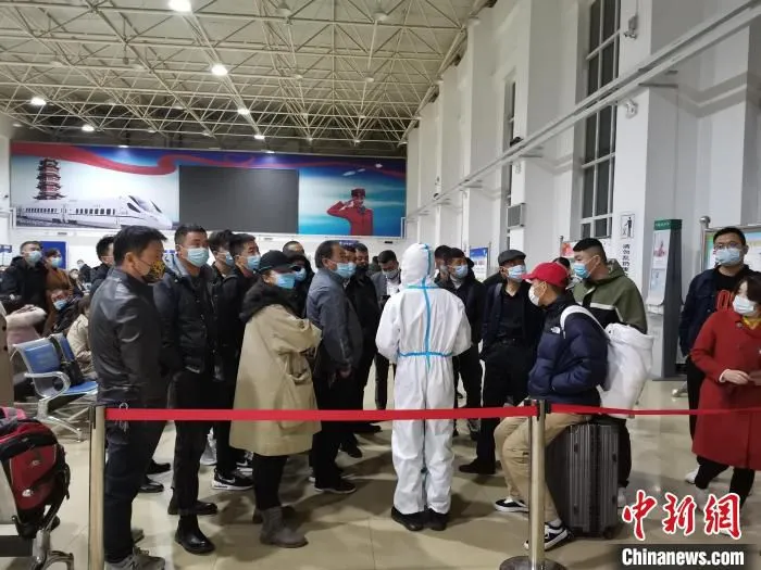 图为青藏集团公司职工对旅客进行情绪安抚。　青藏集团公司供图