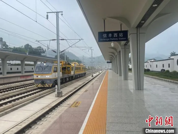 9月8日，赣深高铁江西段开始联调联试。图为联调联试确认列车赣深高铁驶过信丰西站。　彭昱丞 摄