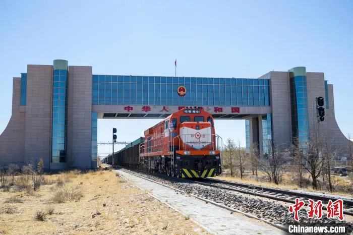 图为即将驶出国门的中欧班列。　郭鹏杰 摄