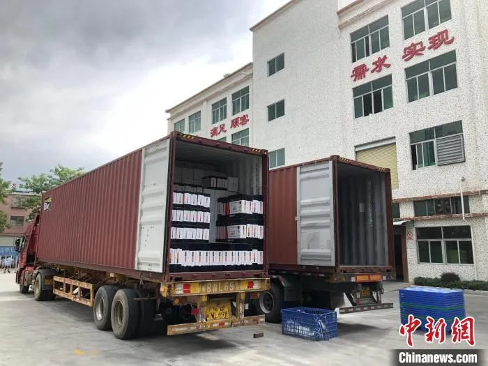 法拉达公司正在装运货物，准备运往埃及、泰国和墨西哥。　孙秋霞 摄