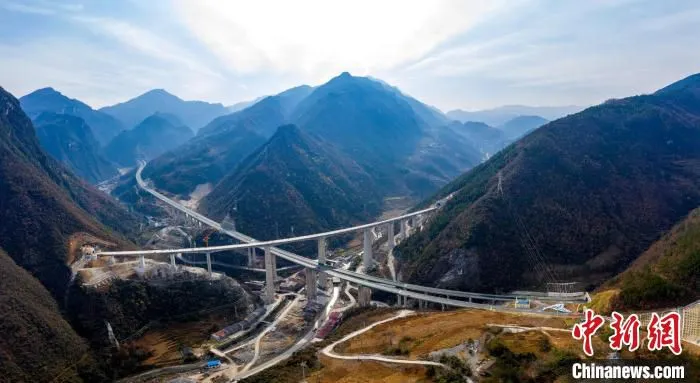 保神高速穿越崇山峻岭(资料图) 杨东 摄