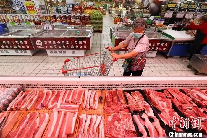 8月14日，山西省太原市一超市，市民在选购猪肉。一段时间以来高位回落的中国猪肉价格近期再度出现上涨。中国国家统计局新闻发言人付凌晖当日在北京表示，猪肉价格高位运行会持续一段时间，但总体而言价格大幅上涨可能性不大。 中新社记者 张云 摄