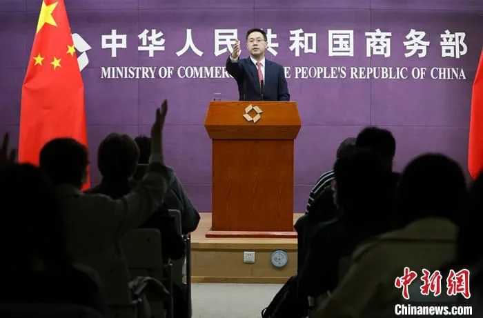 4月8日，中国商务部在北京举行例行新闻发布会，新闻发言人高峰称，中国外贸“开局良好”，今后将继续完善贸易政策，推动扩大进口。据官方数据，今年前两个月中国外贸进出口延续了去年4月以来的高增长势头，同比增长32.2���中，出口同比增长50.1���增长14.5�中新社记者 赵隽 摄
