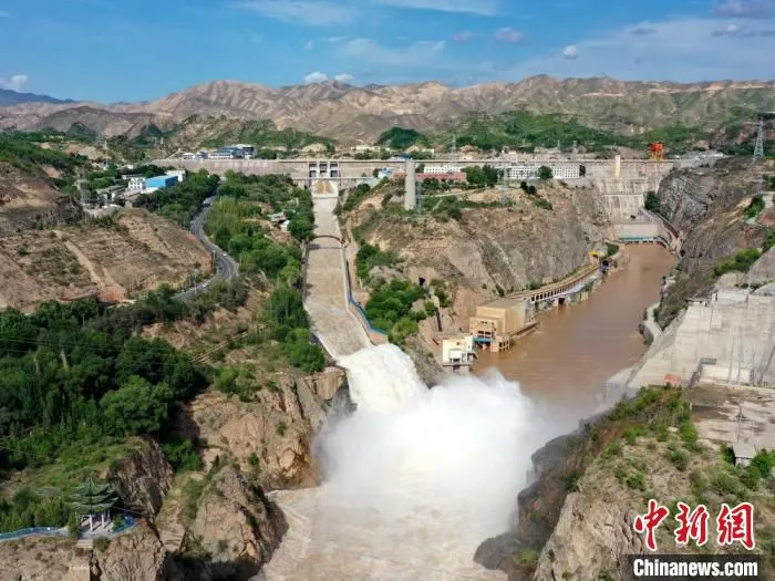 图为刘家峡水电站开闸泄洪。　侯齐志 摄