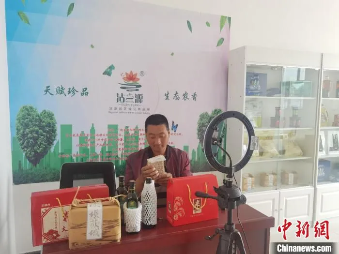 图为坝上村民张庆军在直播销售坝上特产。　李洋 摄