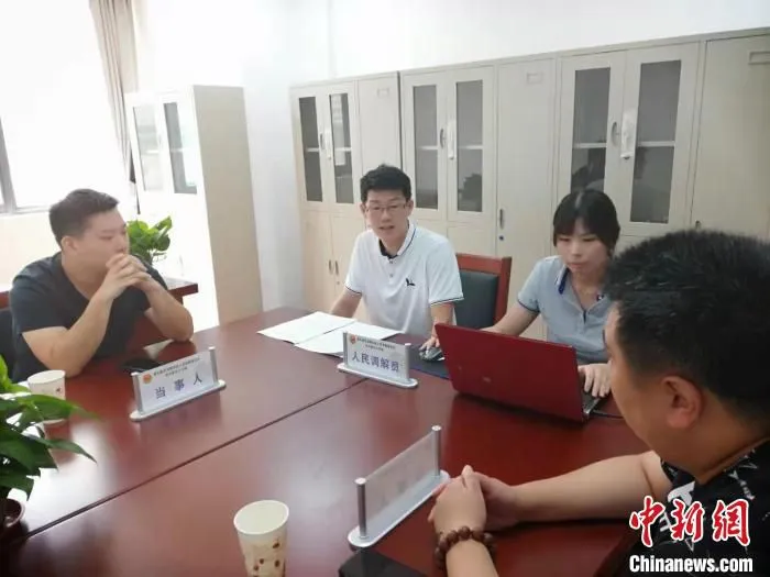 上海市场监管局探索多元化解机制，与司法局率先建立合作，建立联合人民调解工作室。　上海市场监管局 供图