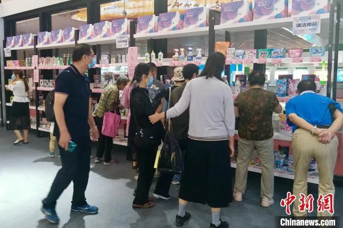 游客现场参观。　张兴邦 摄
