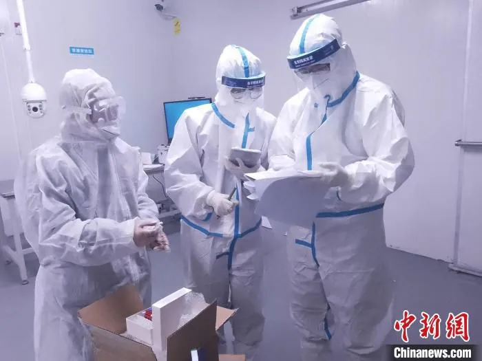 图为亦庄海关关员对进境特殊物品进行查验。　王建 摄