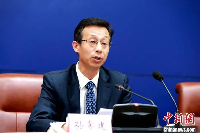 济南市槐荫区委副书记、区长孙常建在发布会上介绍有关情况。　梁犇 摄
