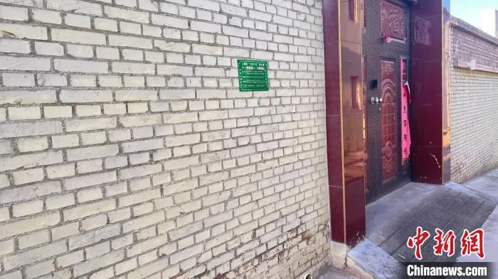 如今街巷整洁，院落干净的橙草沟村。　杨静 摄