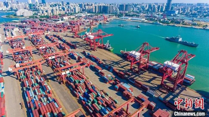 资料图：航拍海口秀英港集装箱码头。
中新社记者 骆云飞 摄