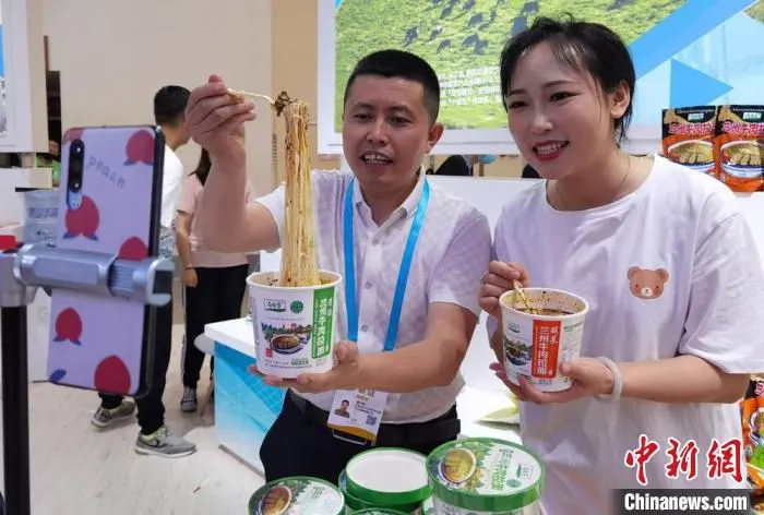 第27届兰洽会展馆内，桶装牛肉面进行网上直播销售。　丁思 摄