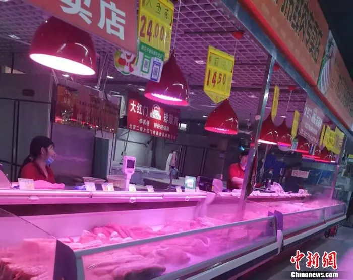 北京丰台区某菜市场的猪肉摊。 中新网记者 谢艺观 摄