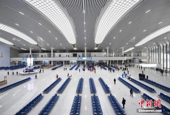 台州站候车厅里迎来首批乘客。中新社记者 王刚 摄 　