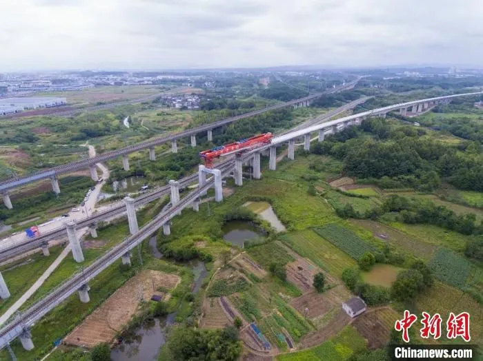 航拍昌景黄铁路安徽段跨京台高速公路特大桥架设现场。　郎成涛 摄