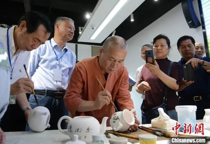 艺术家正在设计茶器。　王益群 摄