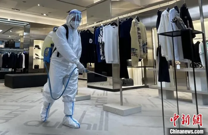 中免集团海口美兰机场免税店，工作人员对全店内进行消杀。　中免集团海口美兰机场免税店供图