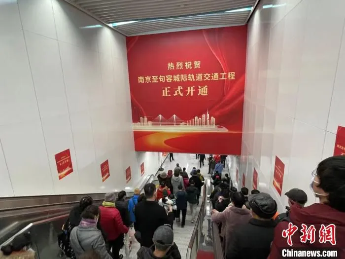 S6号线(宁句城际)开通。　徐珊珊 摄