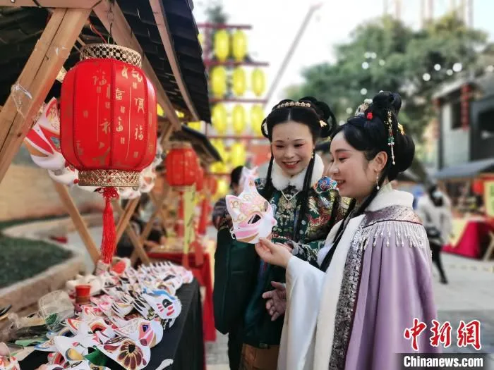 沉浸式国风街市活动免费向市民们开放。　刘小丹 摄