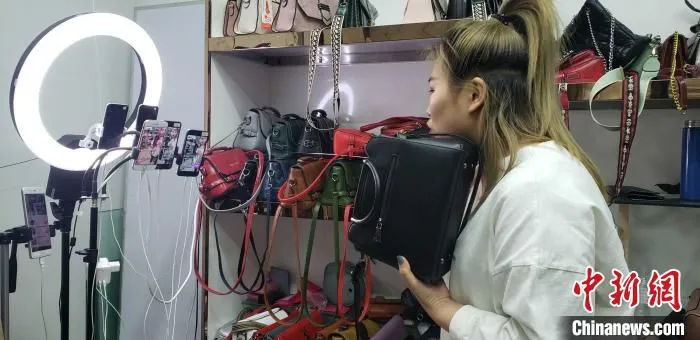 “网红”主播在直播卖箱包。　徐巧明 摄