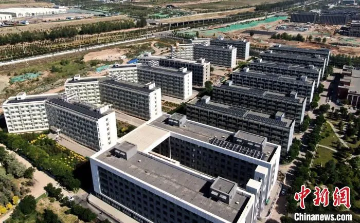 图为青海大学内的“屋顶光伏”。　国网青海省电力公司供图