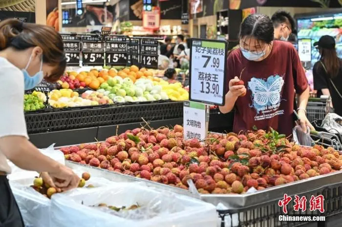资料图：市民在超市购物。 中新社记者 陈骥旻 摄
