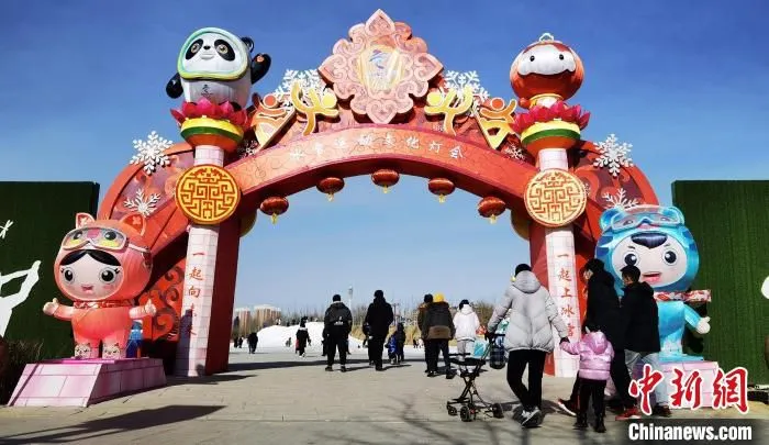 图为涞源湖公园内的冰雪运动主题文化灯会入口。　徐巧明 摄
