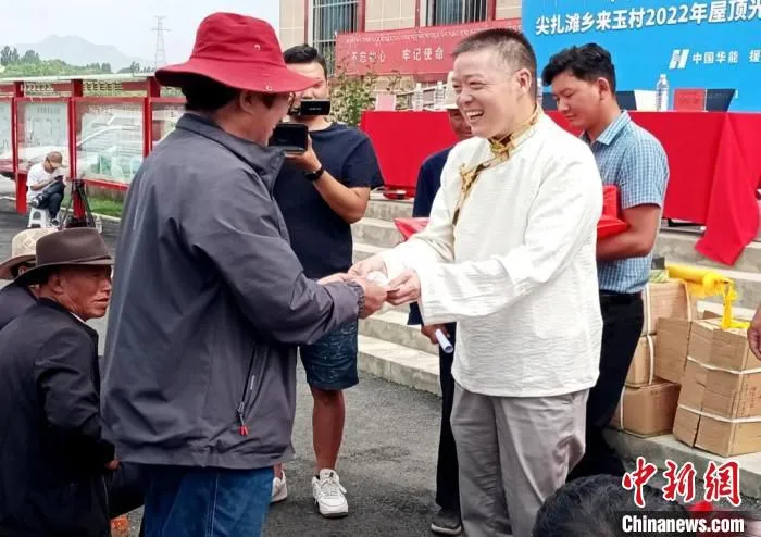 图为分红现场。　尖扎县委宣传部 供图