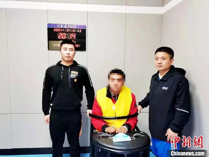 图为警方审讯犯罪嫌疑人。警方供图