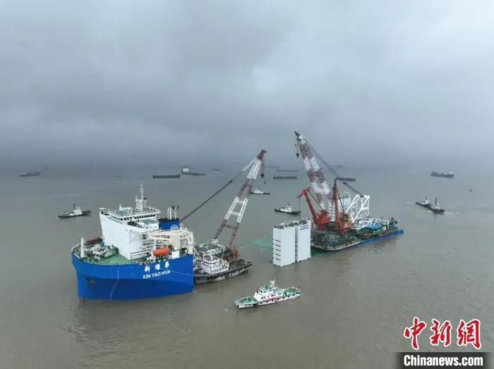“新耀华”轮正在卸载船只。　常熟海事局供图