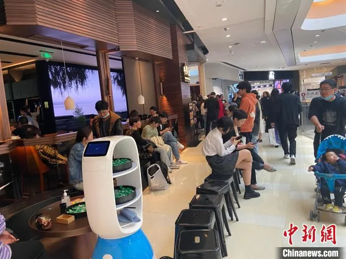 消费者取号排队中。　黄慧 摄 摄