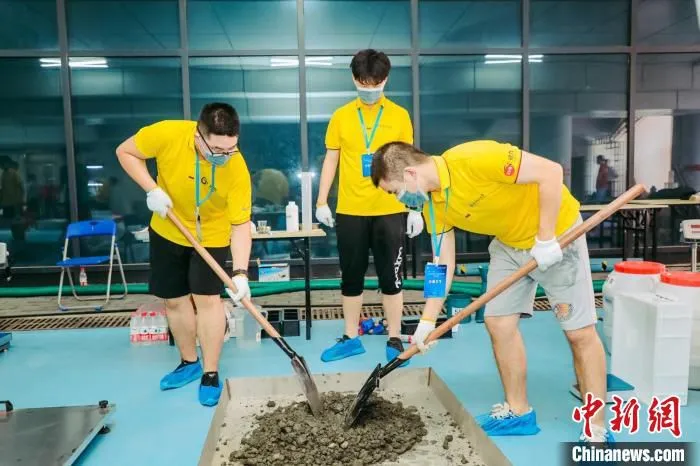 选手拌和混凝土 武汉理工大学供图